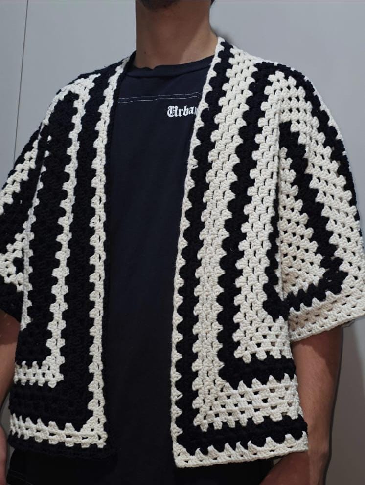 Blusa preta e branca em crochê